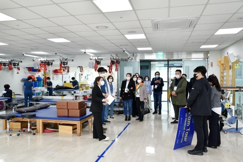 (보도자료) 성남시의료원, 외국인 초청 바이어들과 의료관광 팸투어 실시(2).jpg