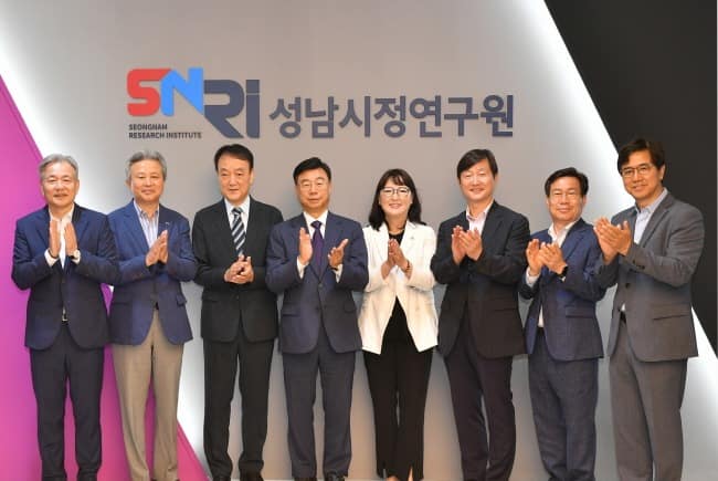 정책기획과 전략추진팀-성남시 시정연구원 개원. 참석자들.JPG