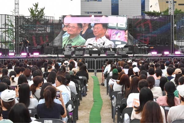 신상진 성남시장  도심 속 야외 음악 축제 ‘2023 피크닉콘서트’ 시민과 함께 관람(1).jpg