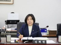 행정사무감사 중인 성남시의회 교육행정위원회 성해련 의원.jpg