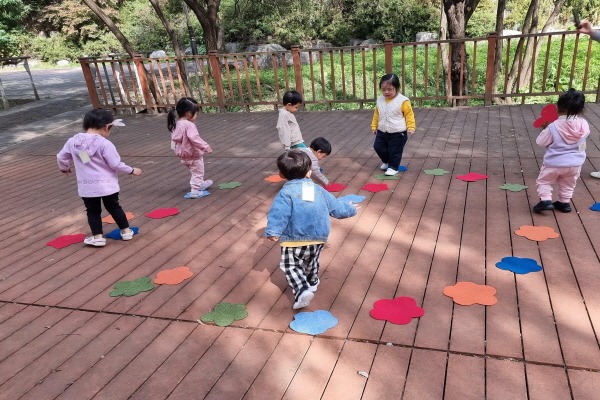 환경정책과-성남지역 어린이집 원아들이 판교숯내저류지에서 개미페로몬 놀이를 하고 있다.jpg