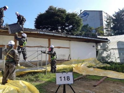 환경정책과-성남시내 석면이 포함된 노후 슬레이트 지붕 철거 작업 중이다.jpg