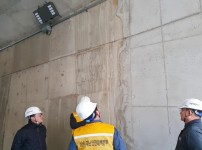 재난안전관-2024년 2월 성남시 합동점검반이 지역 시설물 안전점검을 진행하고 있다..jpg width: 200px; height : 150px