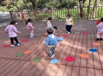 환경정책과-성남지역 어린이집 원아들이 판교숯내저류지에서 개미페로몬 놀이를 하고 있다.jpg