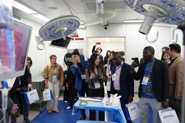 [사진2] 행사에 참여한 해외 바이어들이 분당서울대병원 SMART시뮬레이션센터에서 국산 의료기기와 장비를 둘러보고 있다.JPG