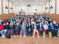 성남문화재단ESG 경영 선포식에 참여한 임직원 및 내빈들이 ESG 실천을 다짐하는 퍼포먼스를 선보이고 있다..jpg