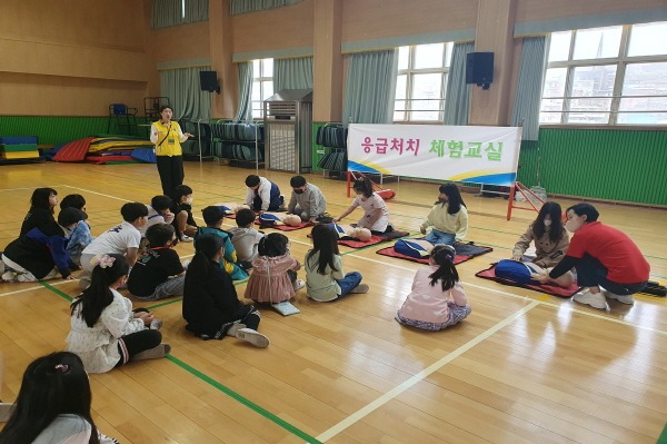 재난안전관-성남시 어린이 안전체험캠프에서 응급처치 체험교실이 열리고 있다 (2023 자료사진).jpg