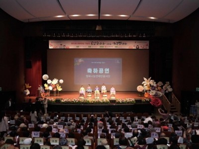노인복지과-지난해 성남시청 1층 온누리에서 열린 어버이날 기념 행사 때 축하공연(자료사진).jpg